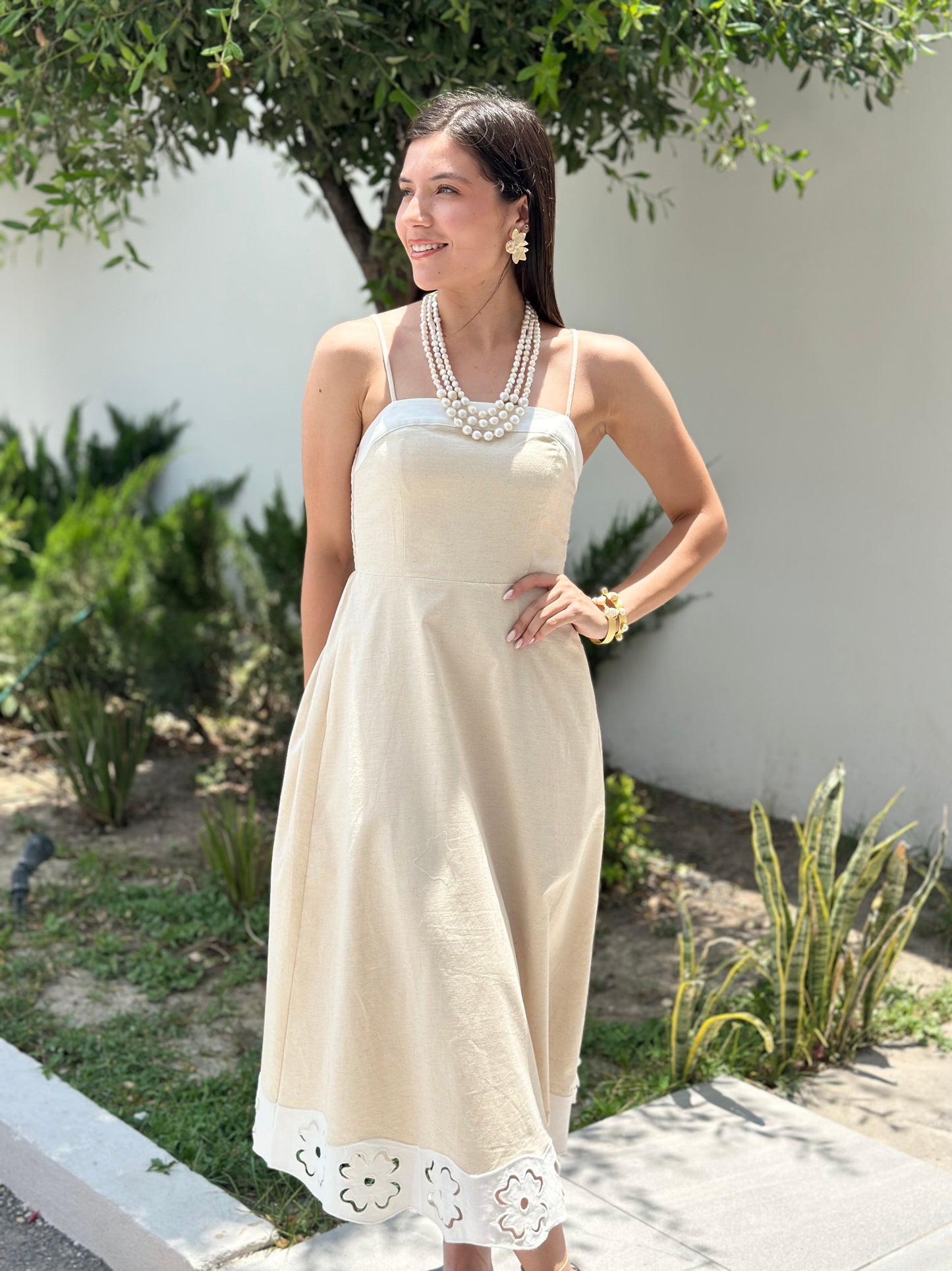 Vestido beige detalle borde