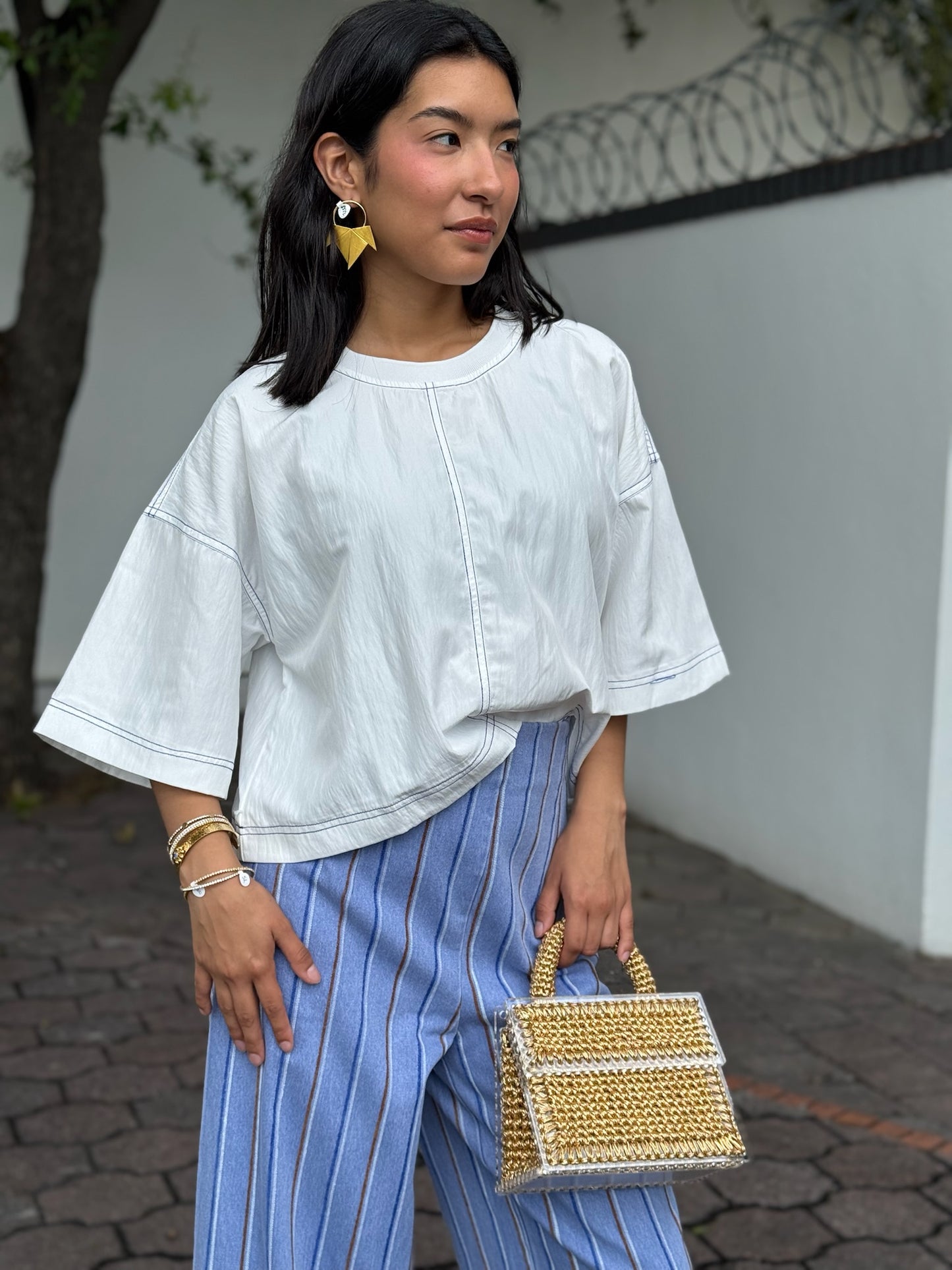Blusa blanca lineas azul
