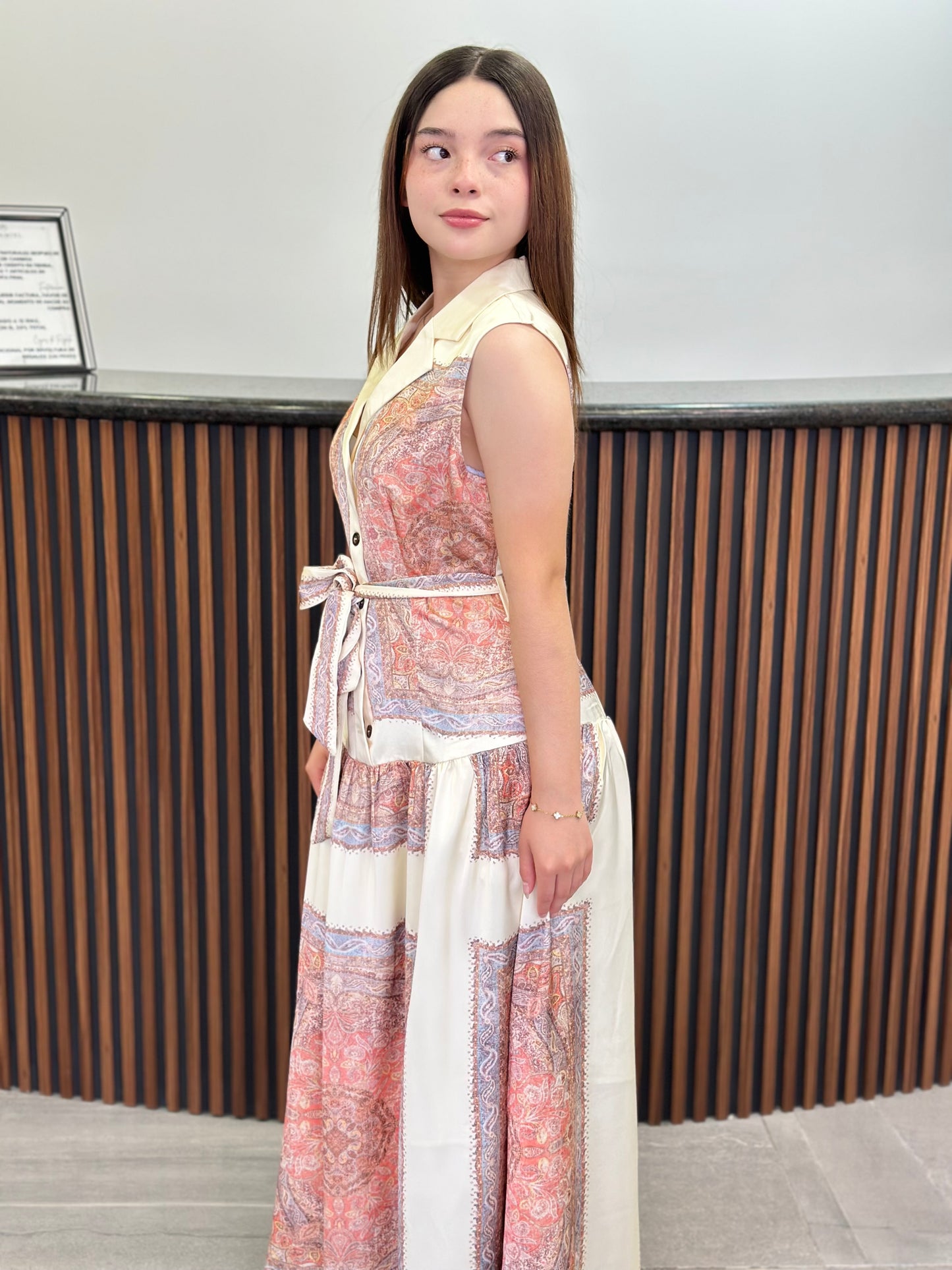 Vestido beige detalles colores