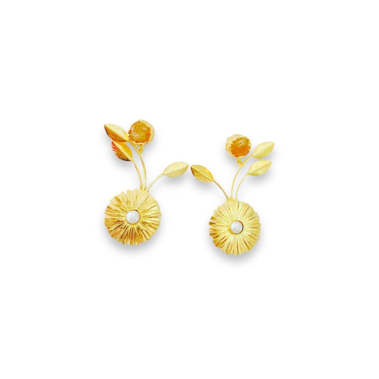 Aretes Macarena – Diseño Floral con Detalles Dorados