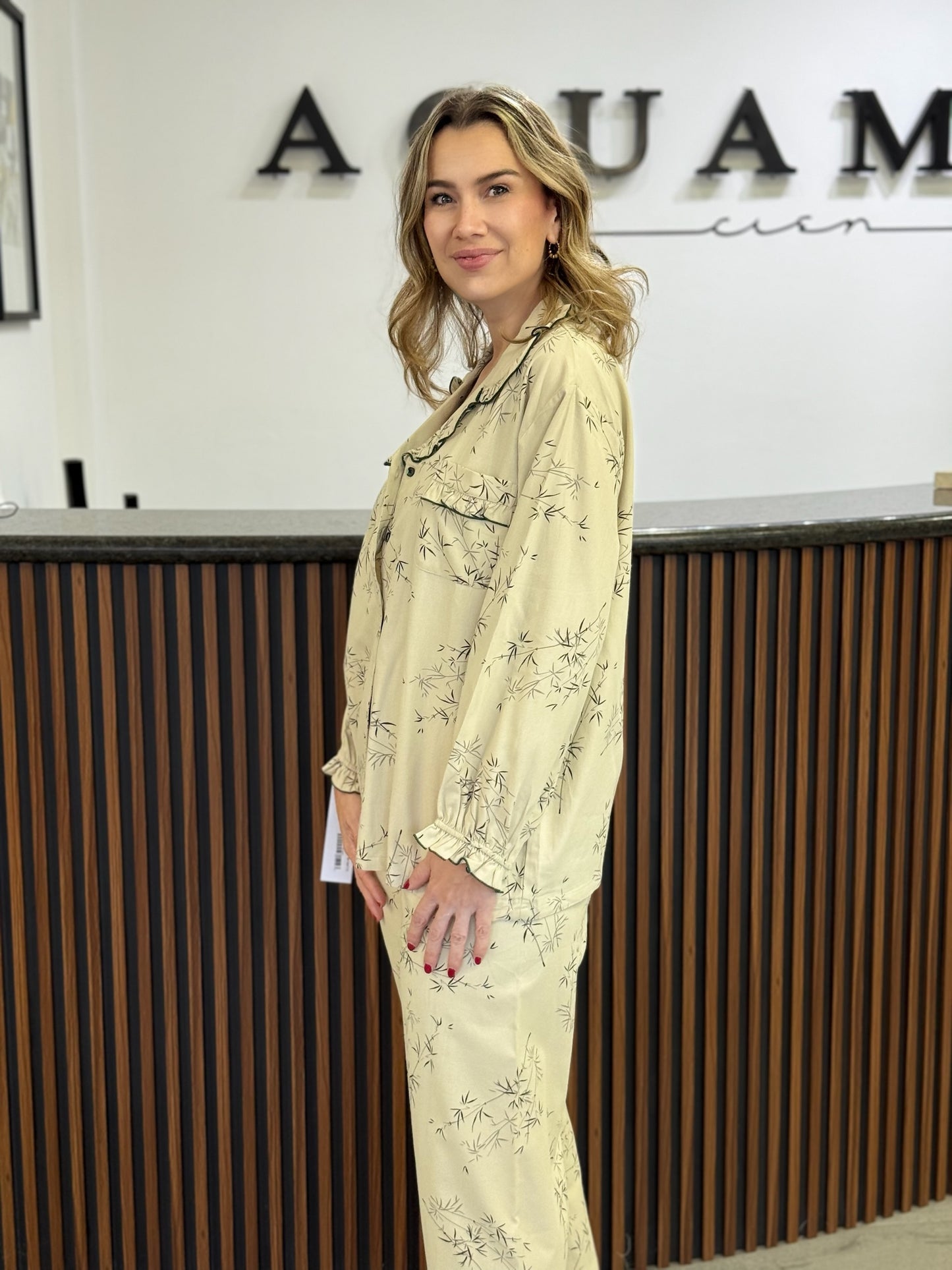 Pijama beige detalle negro