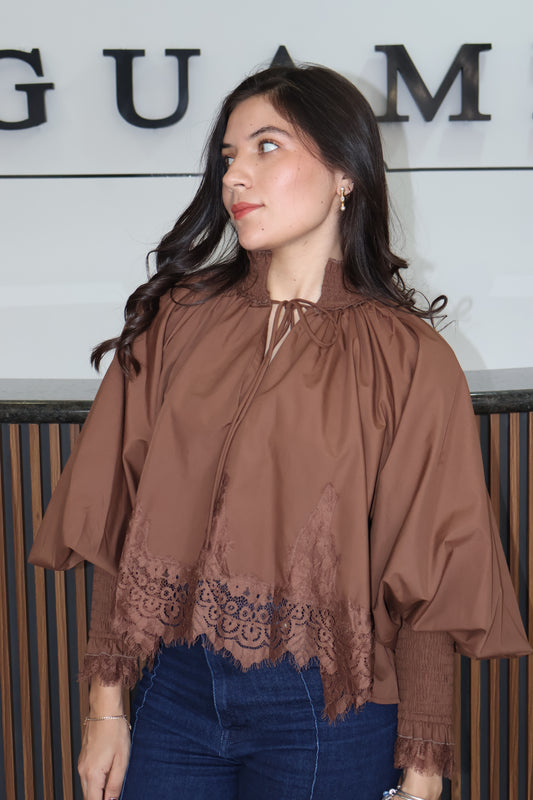 Blusa encaje cafe high-neck