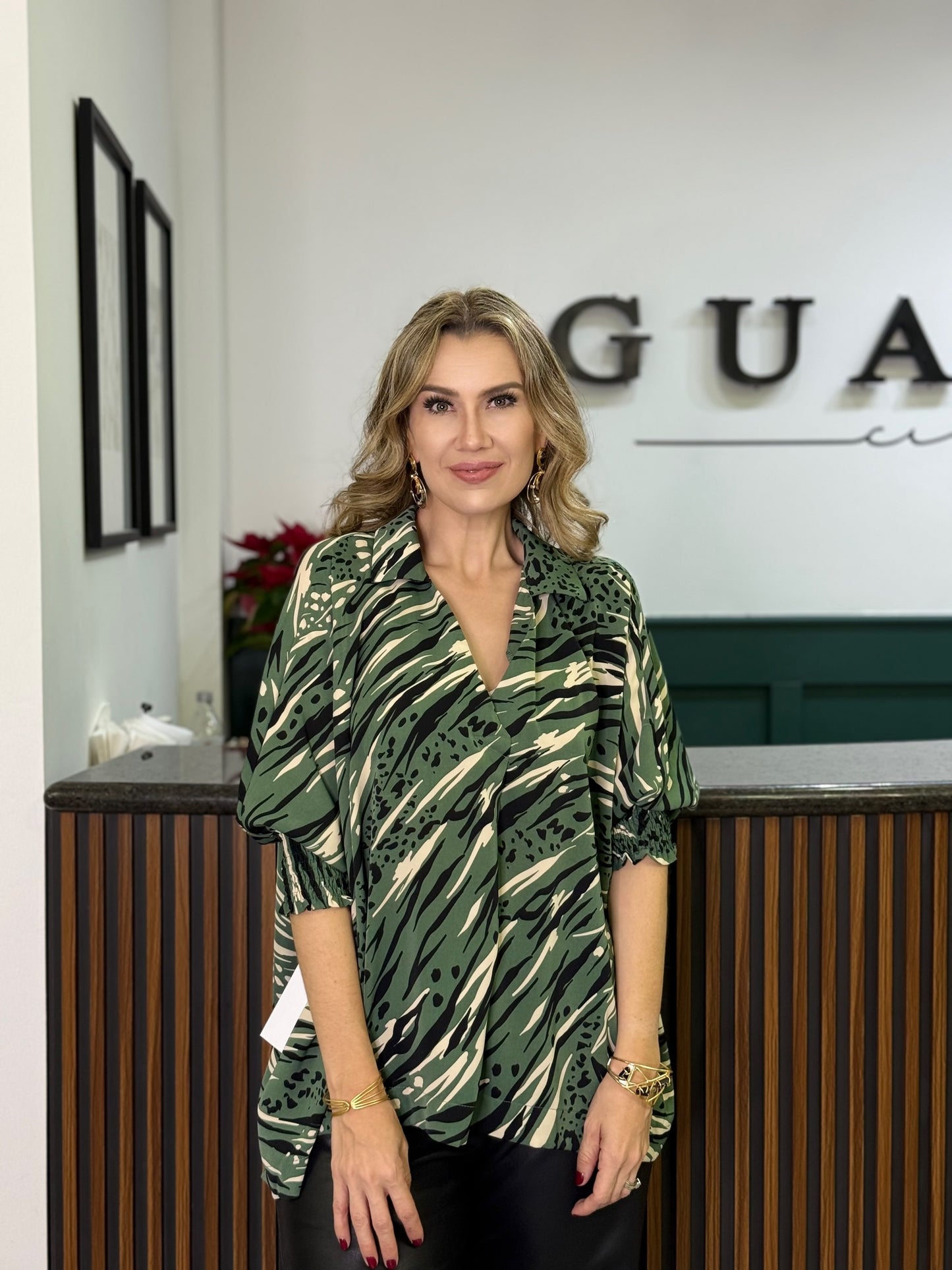 Blusa Satinada Verde con Nudo Frontal