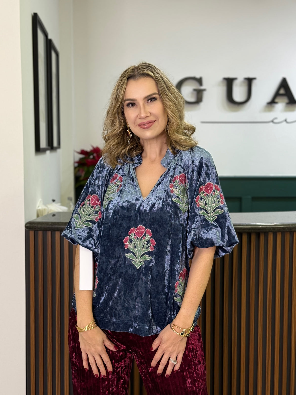 Blusa Negra con Mangas de Encaje