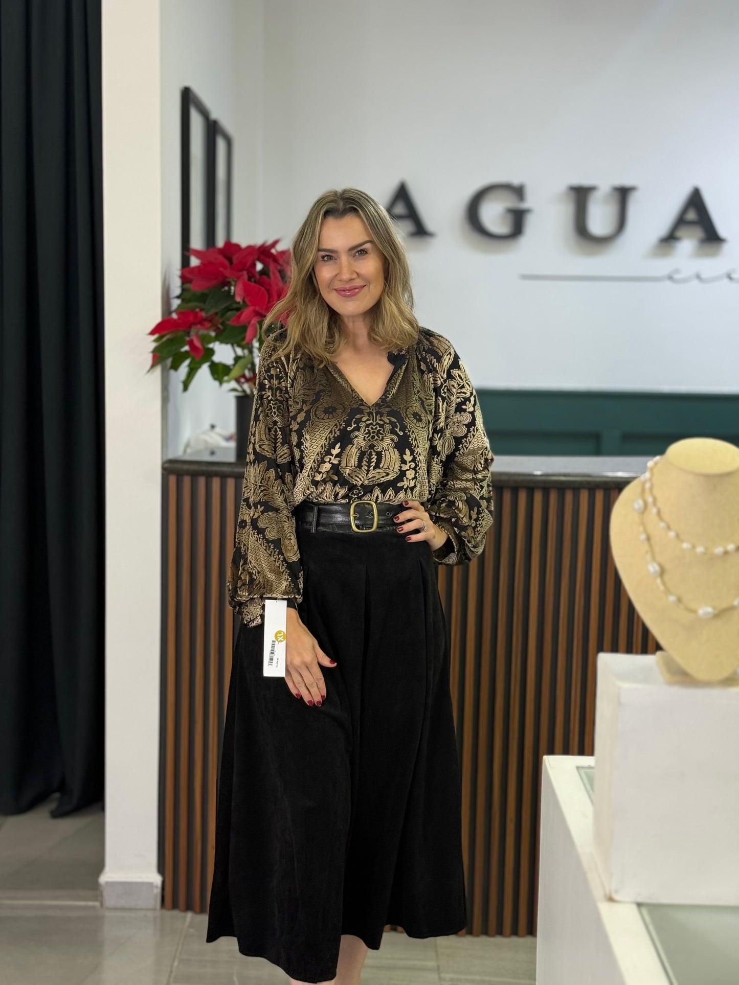 Falda Midi Negra de Corte A-Línea