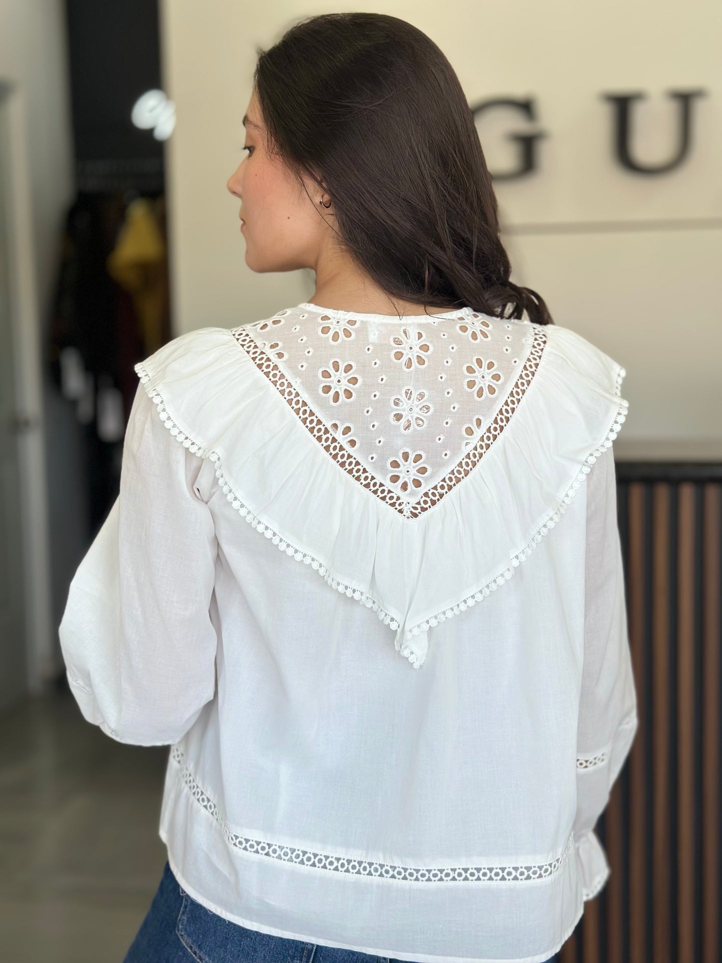 Camisa cream collar detail