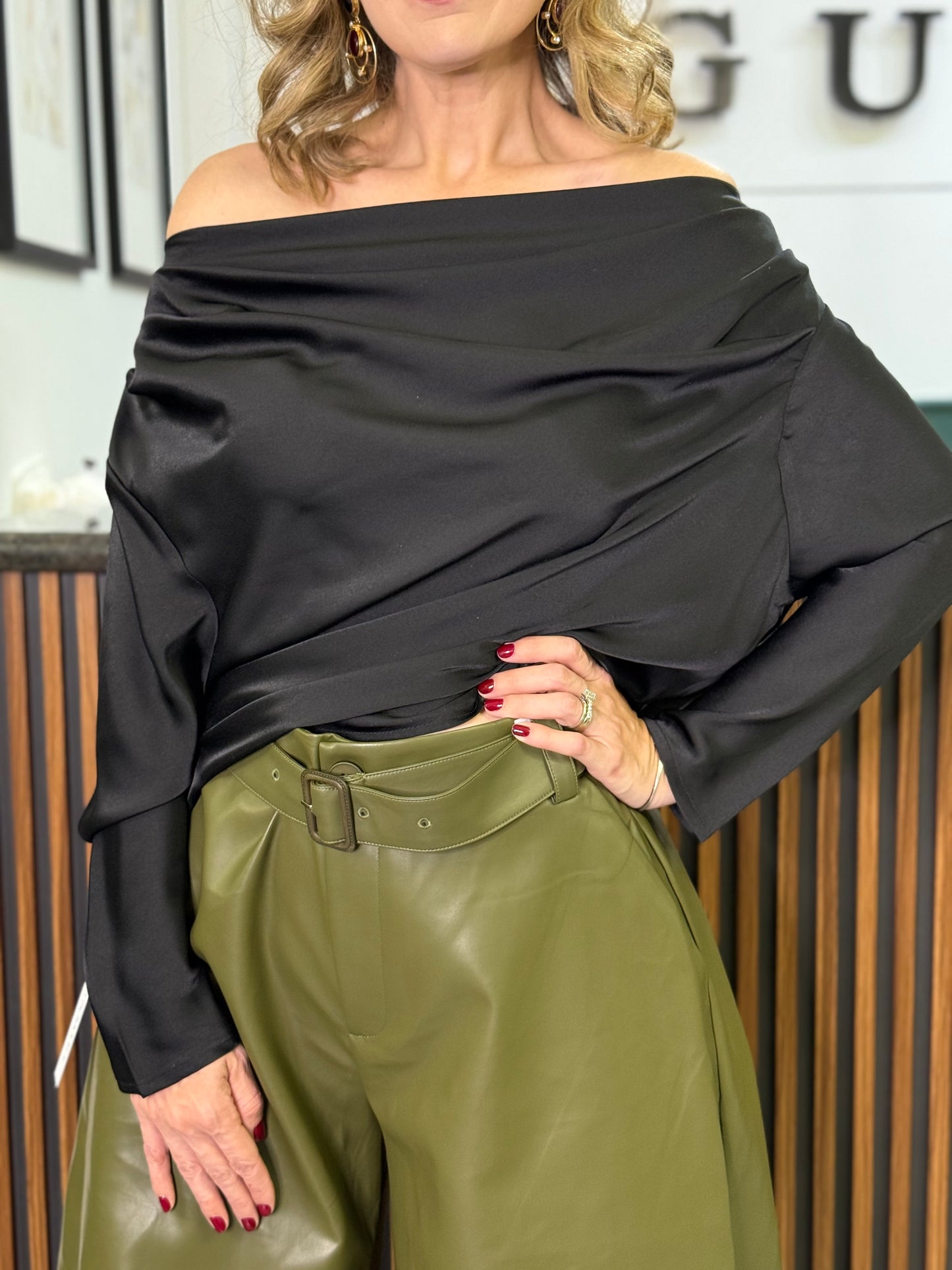 Blusa Off-Shoulder Negra