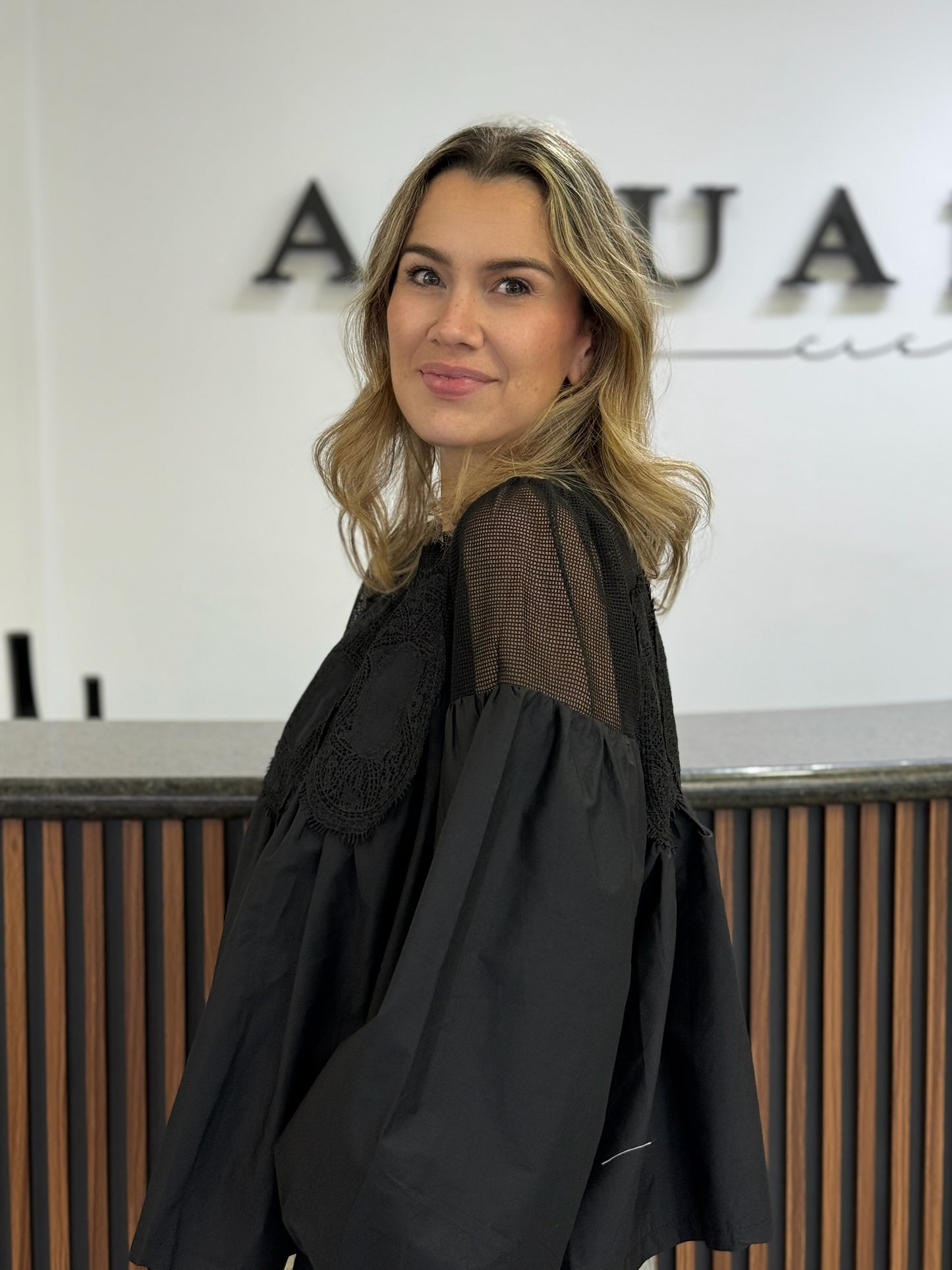 Blusa negra con transparencia