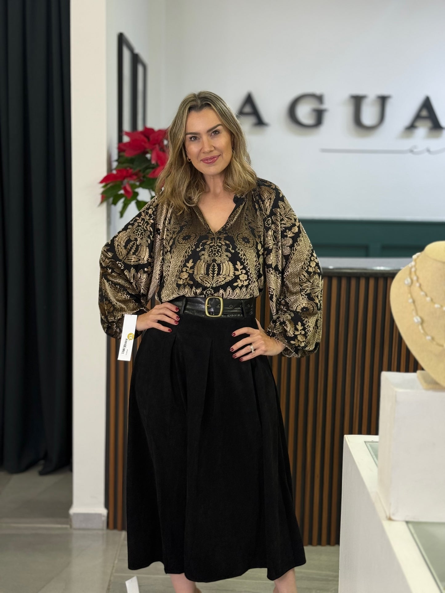 Falda Midi Negra de Corte A-Línea