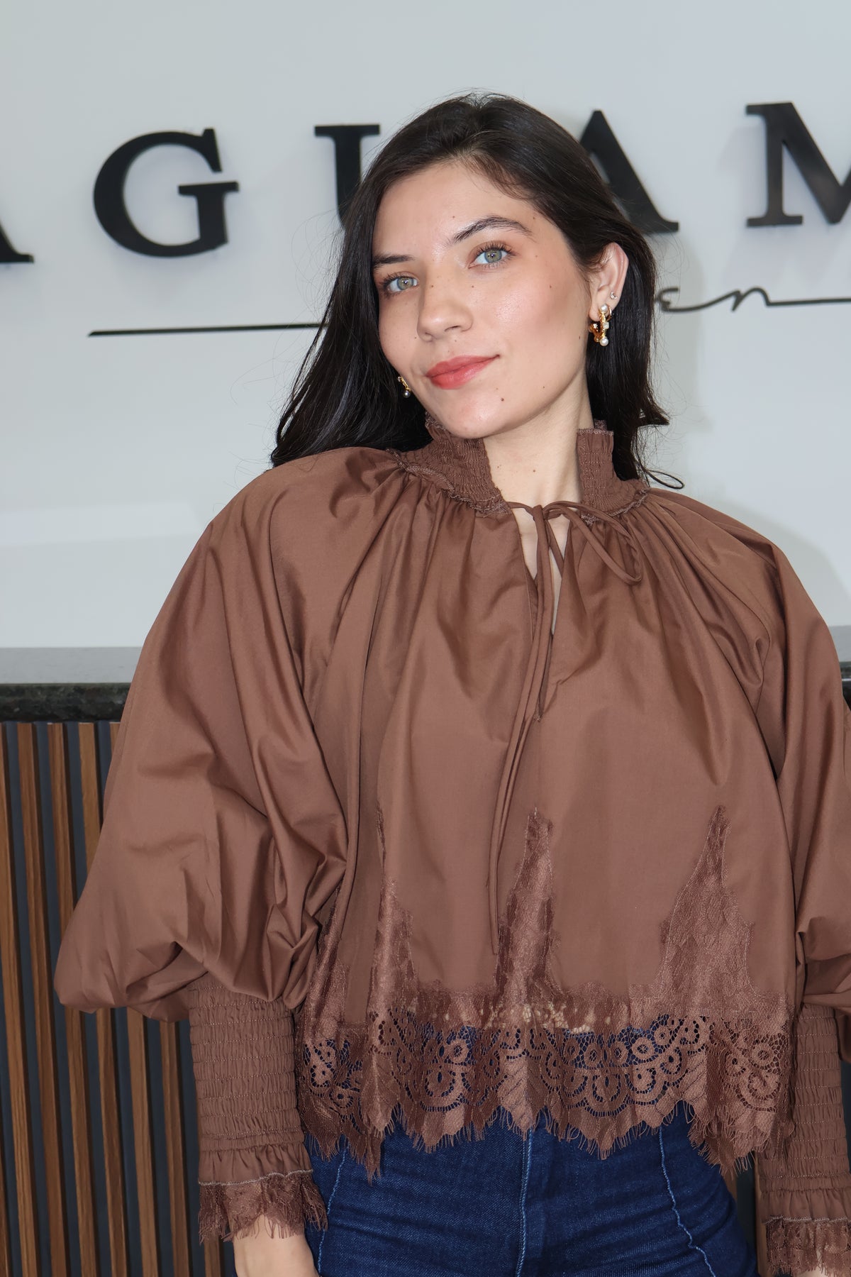 Blusa encaje cafe high-neck