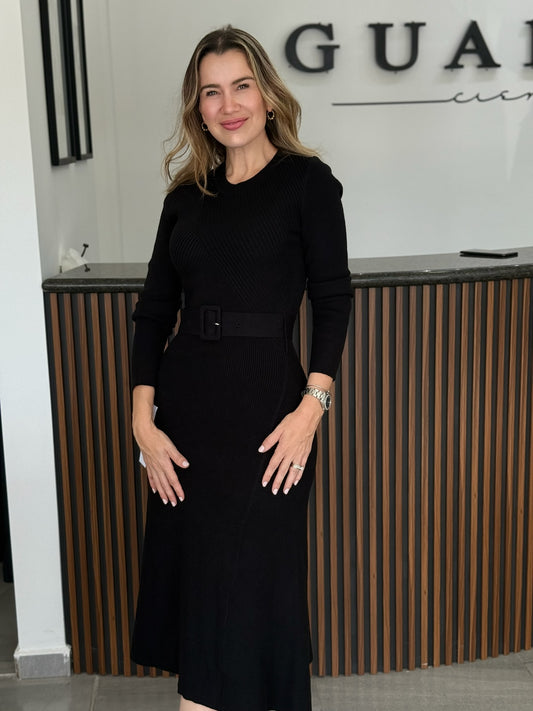 Vestido negro con cinto
