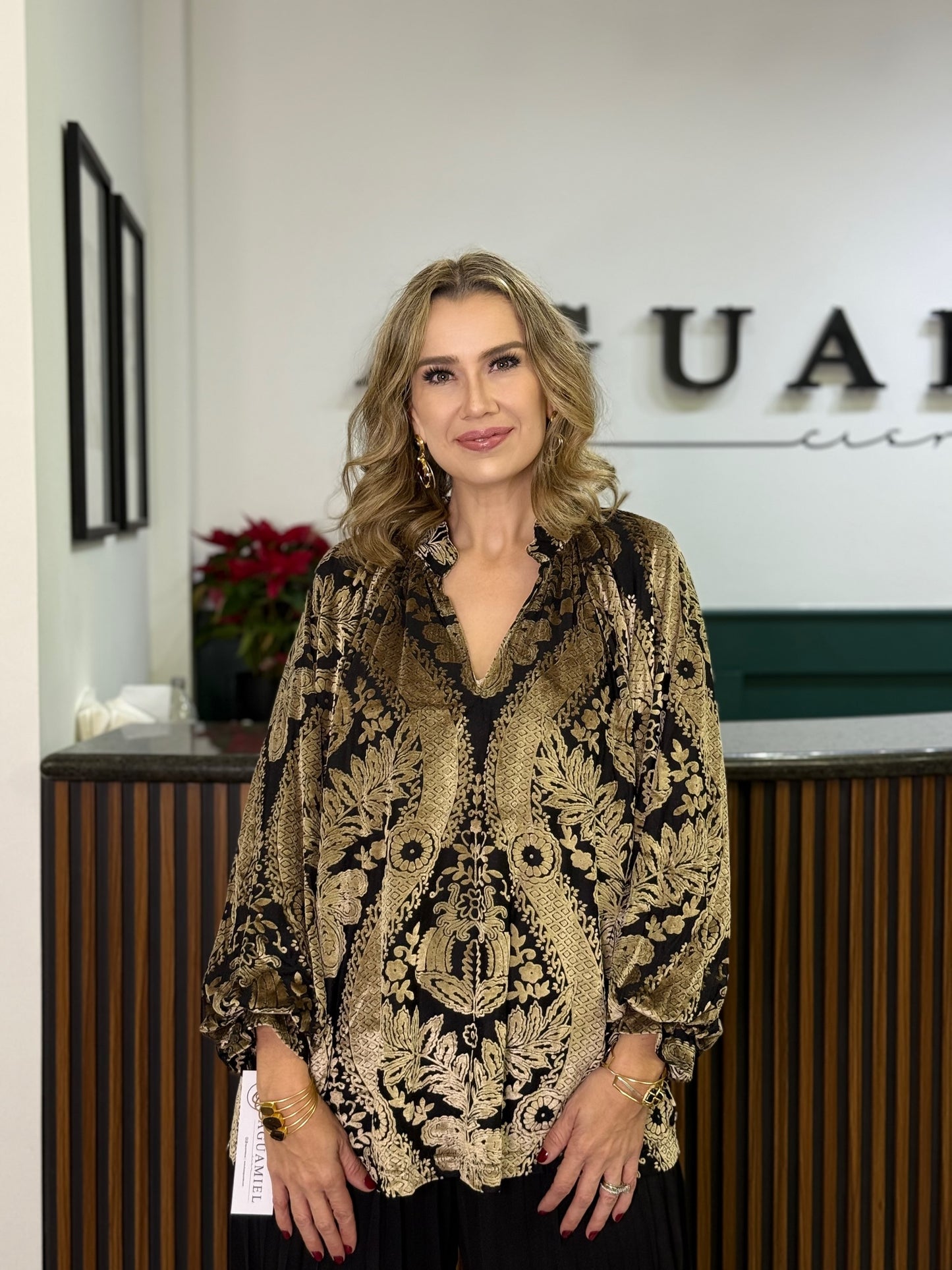 Suéter Negro Floral de Manga Globo