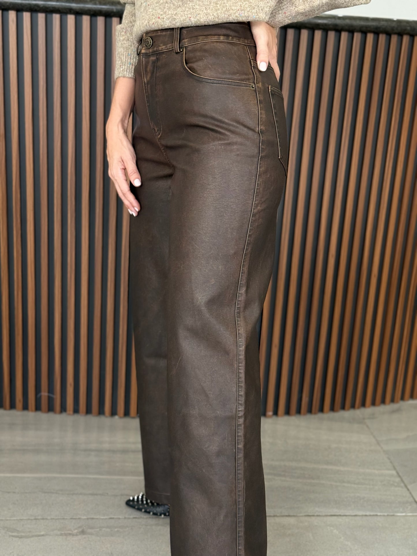 Pantalón café efecto piel