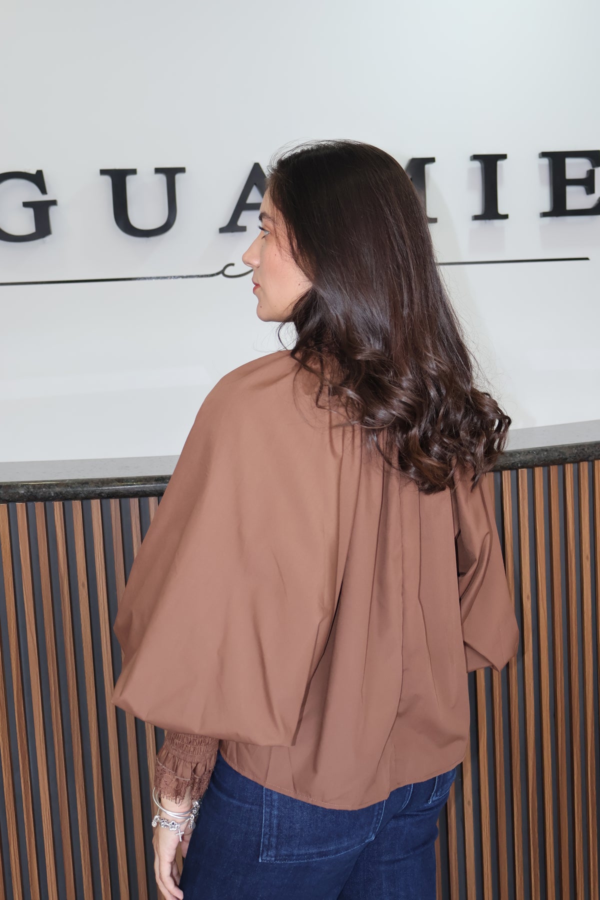 Blusa encaje cafe high-neck