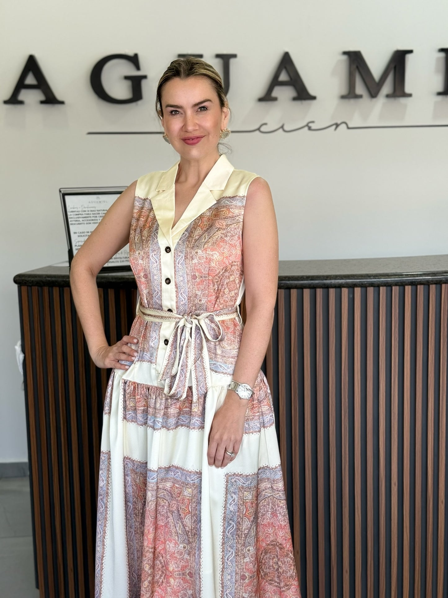 Vestido beige detalles colores