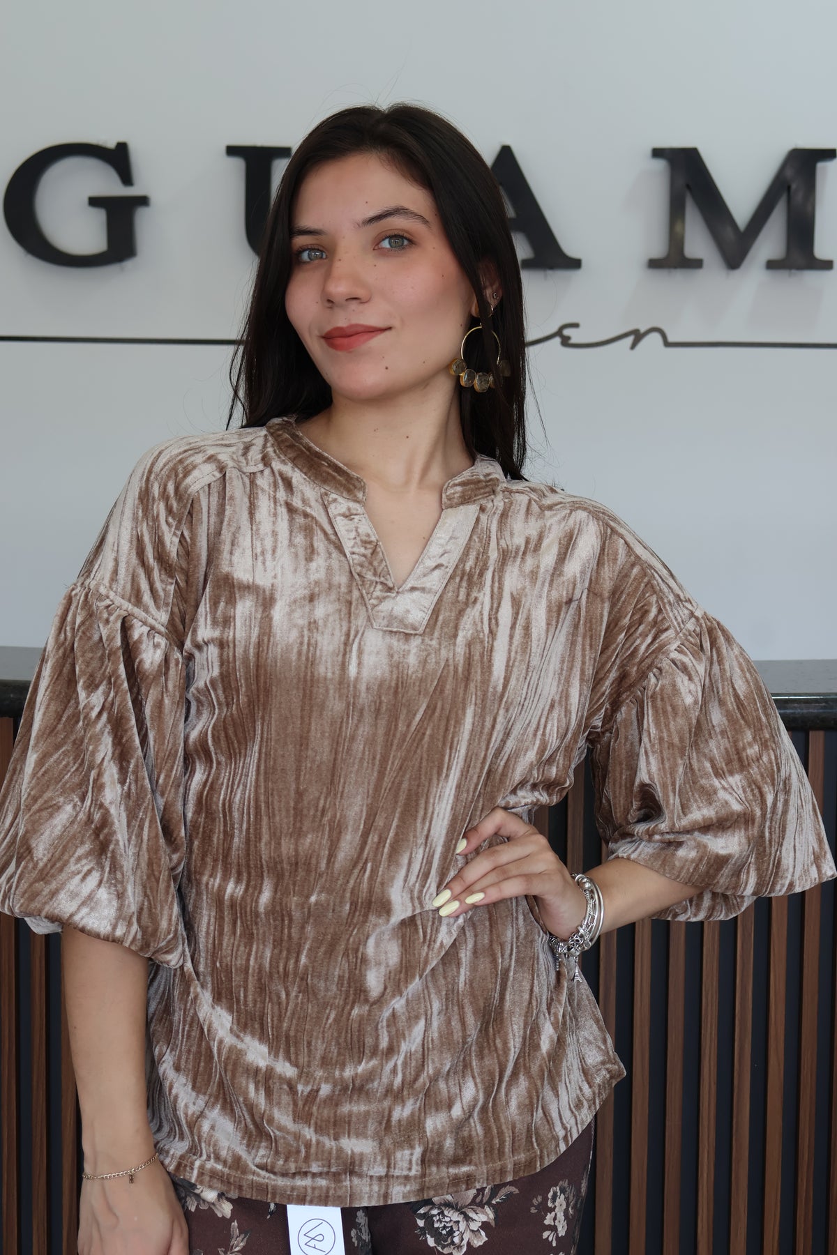 Blusa velvet cafe latte