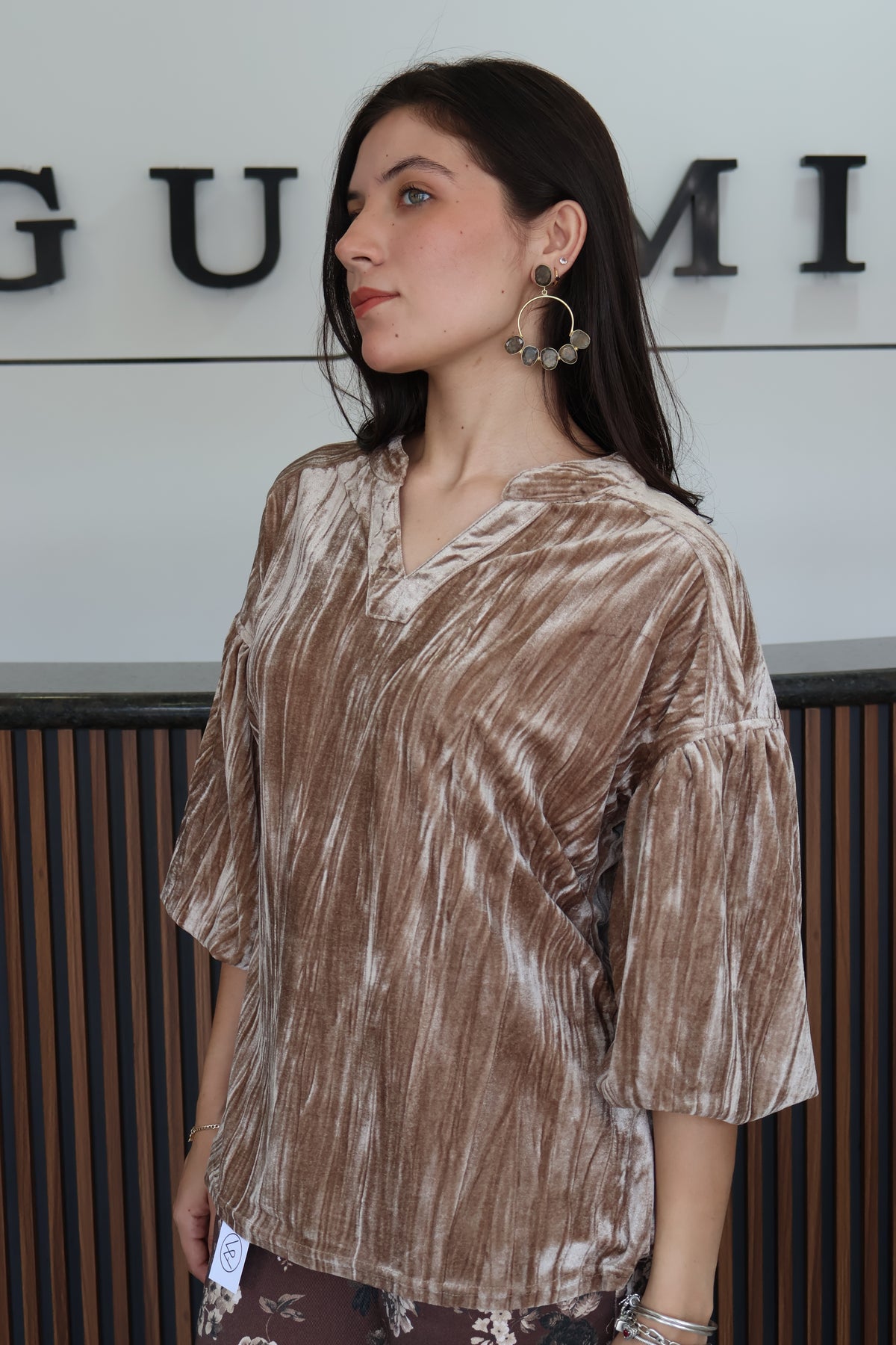 Blusa velvet cafe latte