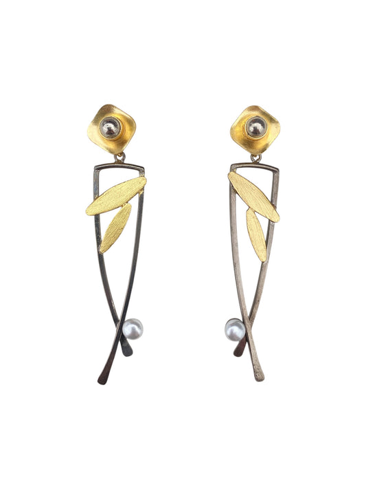 Aretes largos con hoja dorada y perla