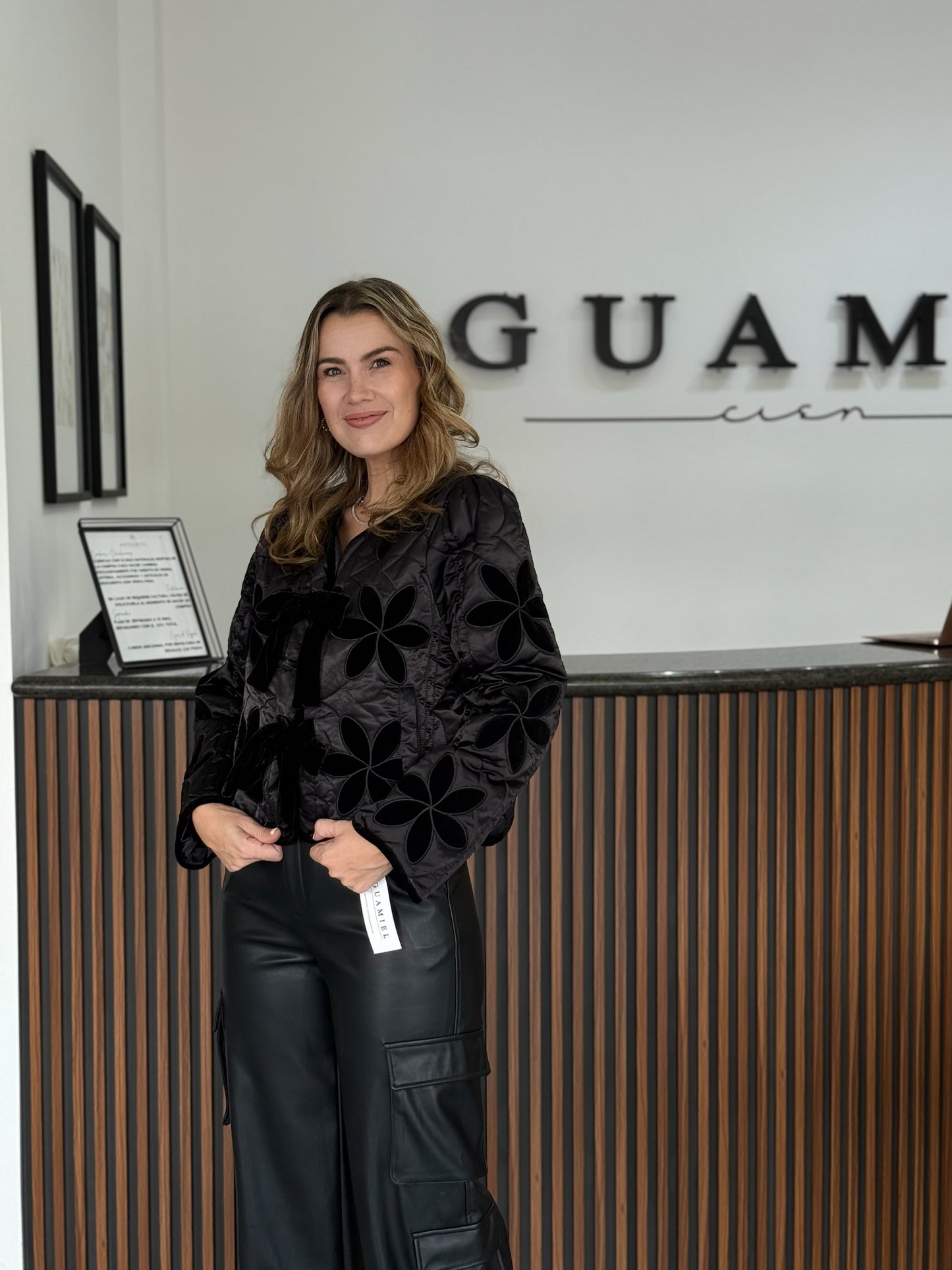 Chaqueta negra detalles